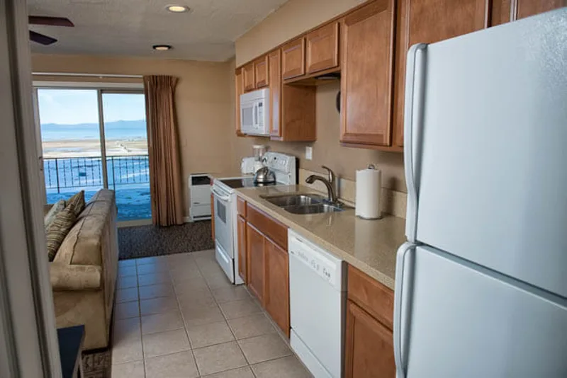 Lake-view 1-Bedroom at The Beachcomber Inn