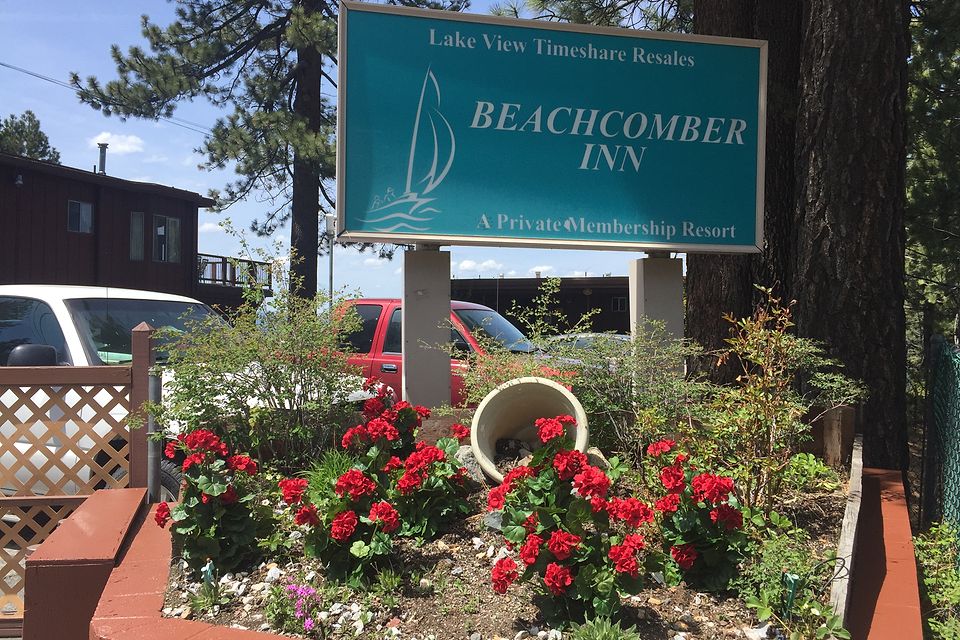 The Beachcomber Inn entrance sign