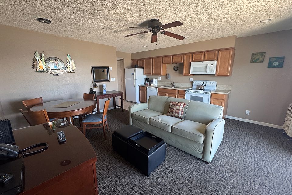 Living room, Unit B at the Beachcomber Inn