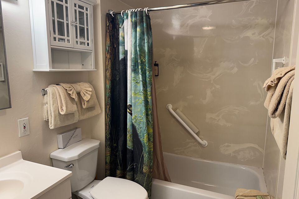 Bath, Unit B at the Beachcomber Inn
