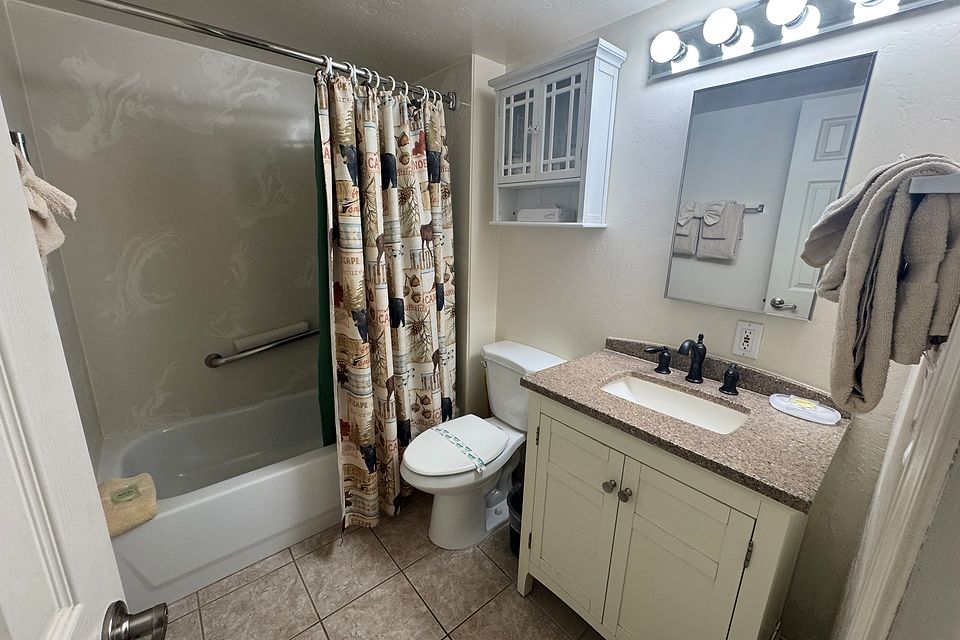 Bathroom, Unit C at the Beachcomber Inn