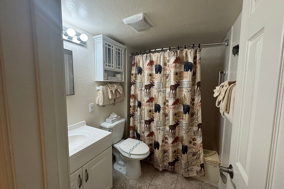 Bath, Unit D at the Beachcomber Inn