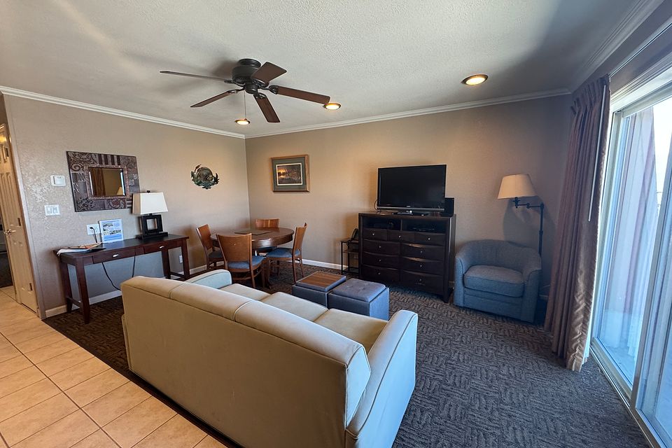 Living room, Unit E at the Beachcomber Inn