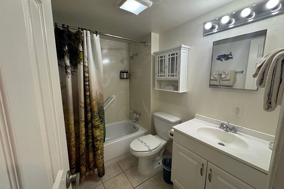 Bath, Unit E at the Beachcomber Inn