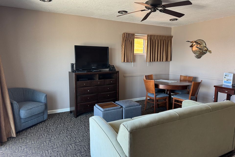 Living room, Unit F at the Beachcomber Inn