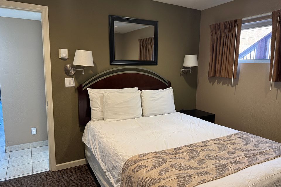 Bedroom, Unit F at the Beachcomber Inn