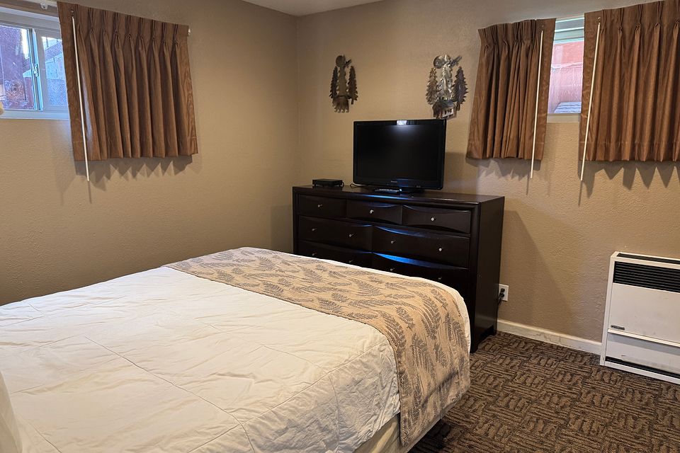 Bedroom, Unit F at the Beachcomber Inn