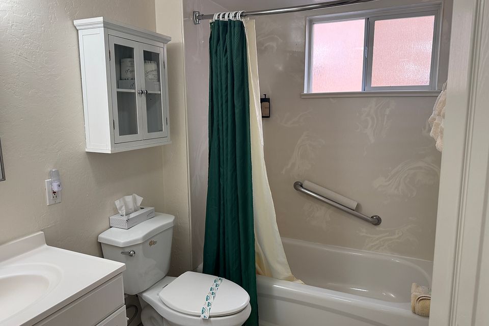 Bathroom, Unit F at the Beachcomber Inn