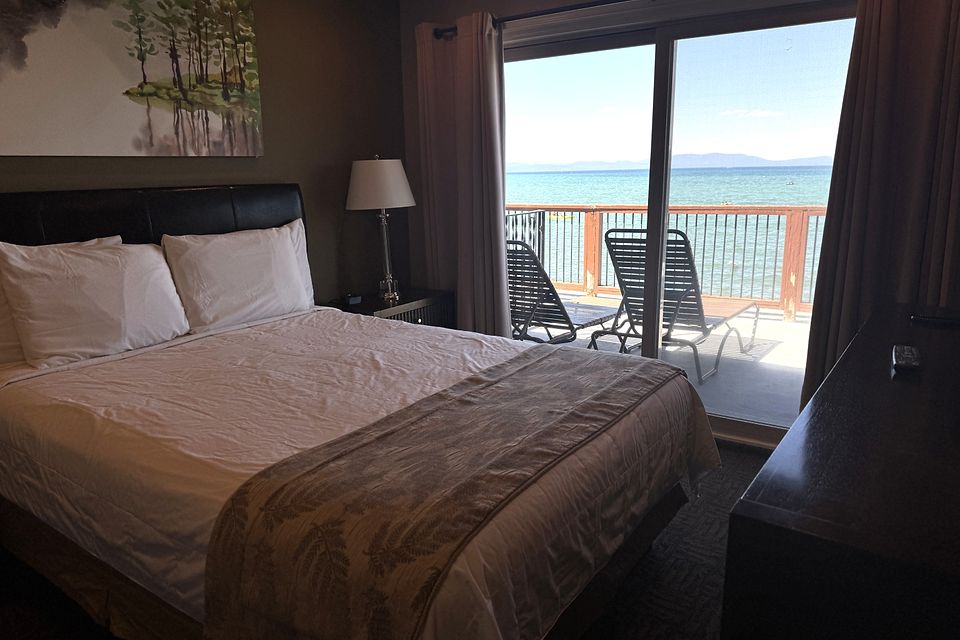 Bed, Unit H at the Beachcomber Inn