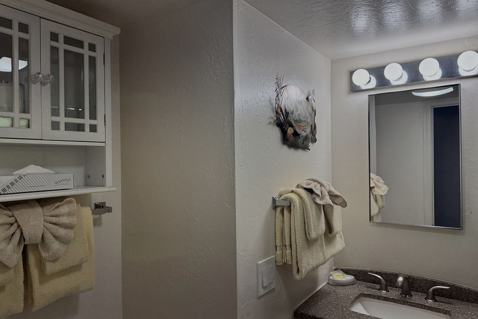Bath, Unit I at the Beachcomber Inn