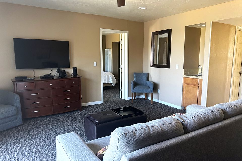 Living room, Unit M at the Beachcomber Inn