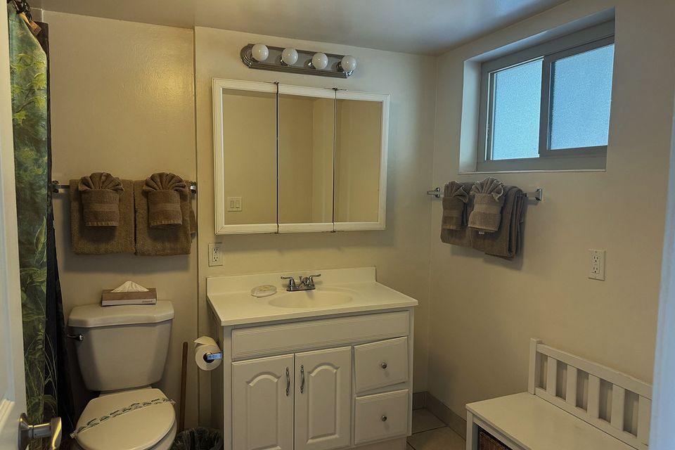 Bath, Unit M at the Beachcomber Inn