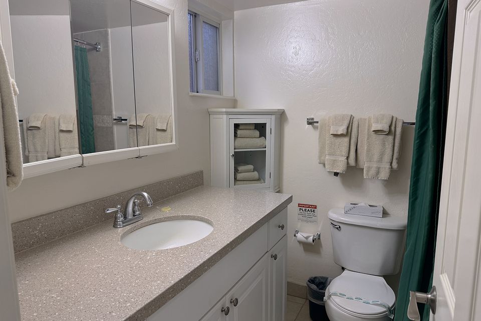 Bath, Unit Q at the Beachcomber Inn
