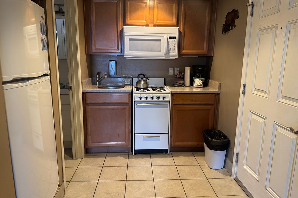 Kitchen, Unit S at the Beachcomber Inn