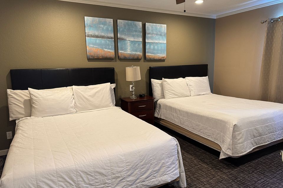 Bedroom, Unit T at the Beachcomber Inn